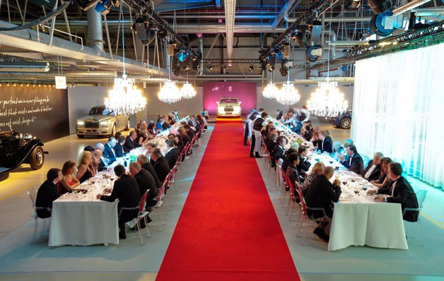 100 khách mời của Rolls- Royce được chiêu đãi ngay tại dây chuyền sản xuất của công ty.