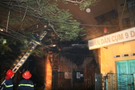 Nguyên nhân đám cháy rất có thể là do chập điện gây ra. Nguyên nhân đám cháy rất có thể là do chập điện gây ra.