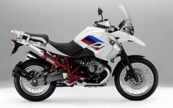 Xe là sự kết hợp hoàn hảo của sự nam tính cùng với vóc dáng hầm hố của một siêu xe thể thao. Xe là sự kết hợp hoàn hảo của sự nam tính cùng với vóc dáng hầm hố của một siêu xe thể thao.