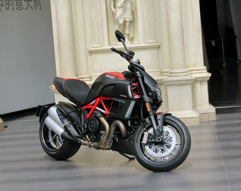 Diavel sở hữu cấu trúc khung xe cơ bản với Multistrada và động cơ V-Twin 1.200 phân khối 2 xylanh nghiêng 90 độ. Quan trọng hơn cả, Diavel vẫn thừa hưởng sự sáng tạo, chất lượng và hiệu quả vốn có của những chiếc Ducati trong 5 năm trở lại đây.