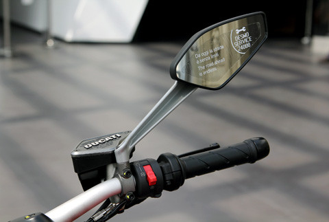 Tay lái được thiết kế đơn giản và dễ dàng điều khiển.