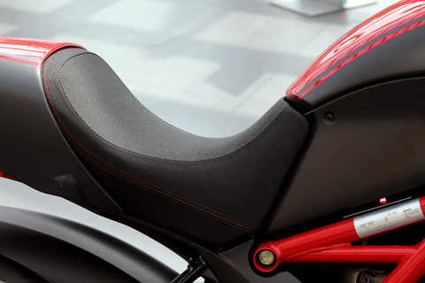 Yên xe được tách thành 2 phần cao thấp rõ ràng dành cho người lái và hành khách ngồi sau. Một đường lượn mềm mại tạo nên vệt lõm phía trước, cho cảm giác ngồi vững chãi và thoải mái. Ghế bọc da sần đặc biệt, đường chỉ khâu màu đỏ tương phản được may một cách tỉ mỉ.