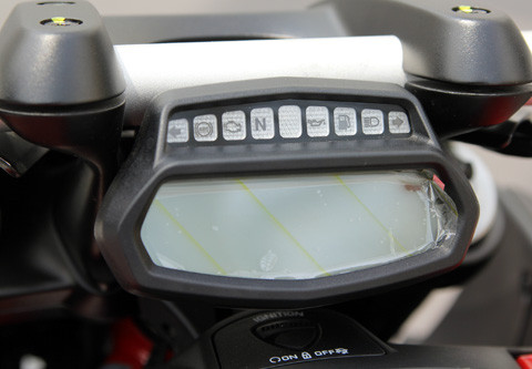 Một màn hình LCD ngay trên tay lái dùng để hiển thị tốc độ, vòng tua máy cùng với thời gian và các loại đèn cảnh báo khác. Tất cả mọi thông số đều hiển thị dưới dạng điện tử thay vì kim số như thông thường. Dù màn hình có kích cỡ khá nhỏ, nhưng vẫn hỗ trợ quan sát tốt ngay cả dưới trời nắng, cũng nhờ vị trí thuận lợi.