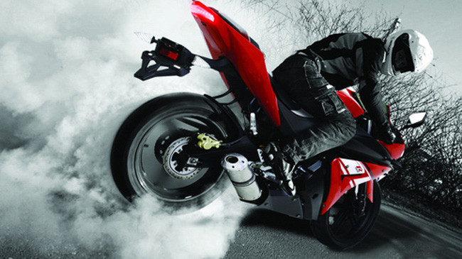 Một chi tiết “lấy lòng” các “tín đồ” xe phân khối lớn là kết cấu càng khá vững chắc bằng chất liệu hợp kim nhôm giúp xe thêm hầm hố đồng thời tăng độ bám đường, không bị rê khi vào cua ở tốc độ cao. Một chi tiết “lấy lòng” các “tín đồ” xe phân khối lớn là kết cấu càng khá vững chắc bằng chất liệu hợp kim nhôm giúp xe thêm hầm hố đồng thời tăng độ bám đường, không bị rê khi vào cua ở tốc độ cao.