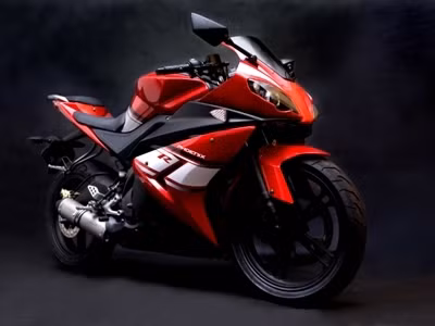 Dáng xe thể thao khá hầm hố, nổi bật với cặp đèn pha thuộc loại “mắt phượng” gồm cặp đèn projector và đèn semi dạng LED.