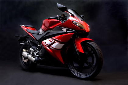 Cụm tay lái được thiết kế có góc lái rộng. Hệ thống bảng điều khiển trung tâm được thiết kế khá đơn giản nhưng tiện dụng. Cụm tay lái được thiết kế có góc lái rộng. Hệ thống bảng điều khiển trung tâm được thiết kế khá đơn giản nhưng tiện dụng.