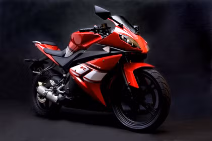 Cụm tay lái được thiết kế có góc lái rộng. Hệ thống bảng điều khiển trung tâm được thiết kế khá đơn giản nhưng tiện dụng.