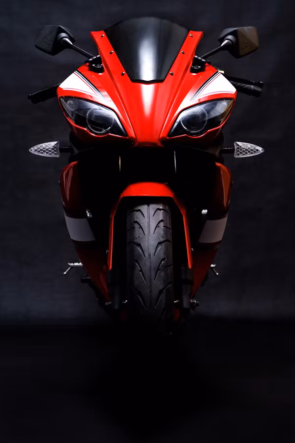 Những đường gờ nổi trên phần đầu xe, bộ quây và tem xe thời trang được thiết kế khá trau chuốt làm tăng vẻ khỏe khoắn cho chiếc xe. Hốc gió ngay dưới đèn pha không tròn trịa mà góc cạnh hơn.