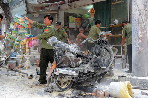 Xe Yamaha Majesty cháy trên phố Hàng Mành. Ảnh: HL. Xe Yamaha Majesty cháy trên phố Hàng Mành. Ảnh: HL.