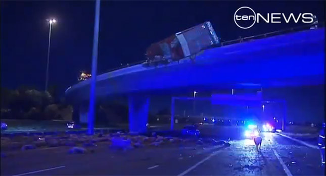 "Cơn mưa" cừu xảy ra tại một đường cao tốc ở Melbourne, Australia "Cơn mưa" cừu xảy ra tại một đường cao tốc ở Melbourne, Australia