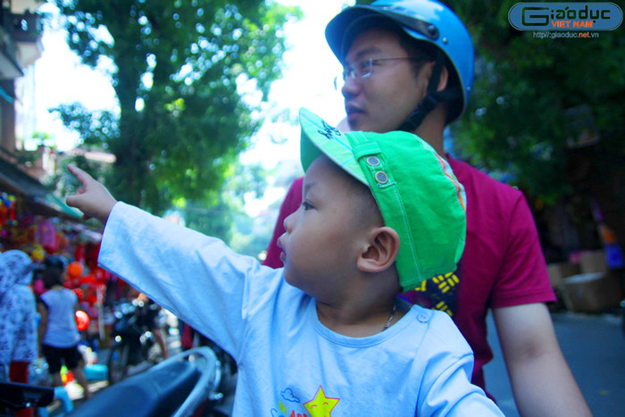 "Bố ơi con thích đèn ông sao" "Bố ơi con thích đèn ông sao"