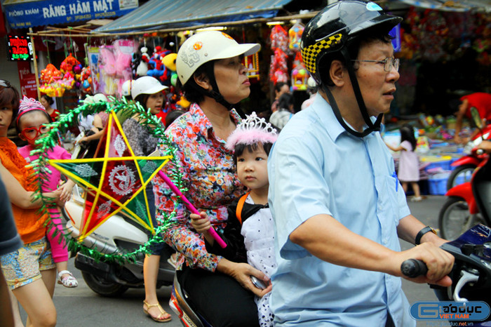 Hai ông bà đưa cháu đi mua quà Trung thu. Hai ông bà đưa cháu đi mua quà Trung thu.