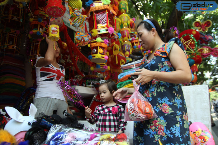 Rất đông các bậc phụ huynh đưa con đi mua đồ Trung thu sớm. Tuy nhiên, ít người mua đèn ông sao - thứ quà Tết thiếu nhi truyền thống. Rất đông các bậc phụ huynh đưa con đi mua đồ Trung thu sớm. Tuy nhiên, ít người mua đèn ông sao - thứ quà Tết thiếu nhi truyền thống.