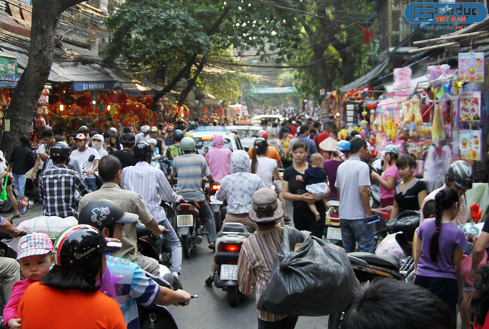 Những ngày này, phố Hàng Mã từ sáng sớm tới đêm khuya lúc nào cũng đông đúc. Những ngày này, phố Hàng Mã từ sáng sớm tới đêm khuya lúc nào cũng đông đúc.