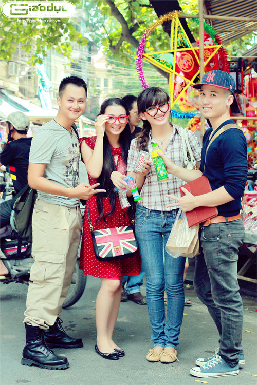 Rất đông các bạn trẻ đổ về đây để dạo phố, ngắm đèn, chụp ảnh. (Ảnh Giang Lê) Rất đông các bạn trẻ đổ về đây để dạo phố, ngắm đèn, chụp ảnh. (Ảnh Giang Lê)