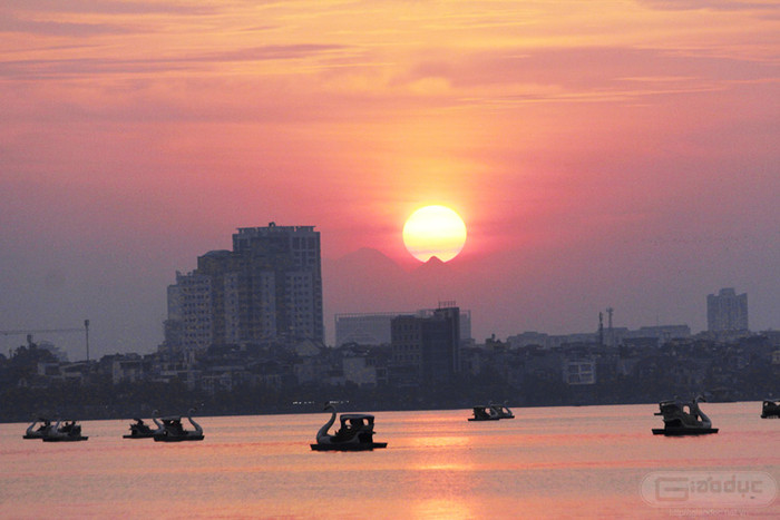Không gì thơ mộng bằng việc ngắm hồ Tây lúc hoàng hôn xuống trên những chiếc thuyền thiên nga Không gì thơ mộng bằng việc ngắm hồ Tây lúc hoàng hôn xuống trên những chiếc thuyền thiên nga