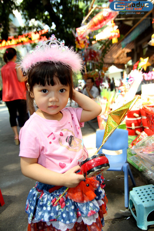 Thế là đủ bộ cho đêm rằm đón chị Hằng Nga rồi. Thế là đủ bộ cho đêm rằm đón chị Hằng Nga rồi.