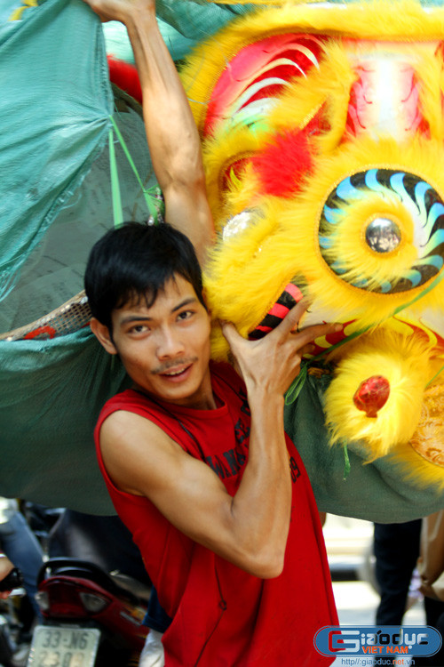 Những chiếc đầu Lân bắt mắt với sự sặc sỡ được các hộ kinh doanh tại đây nhập về. Tuy nhiên, giá mỗi chiếc đầu Lân này có giá từ 400 nghìn đến hơn một triệu đồng. Những chiếc đầu Lân bắt mắt với sự sặc sỡ được các hộ kinh doanh tại đây nhập về. Tuy nhiên, giá mỗi chiếc đầu Lân này có giá từ 400 nghìn đến hơn một triệu đồng.