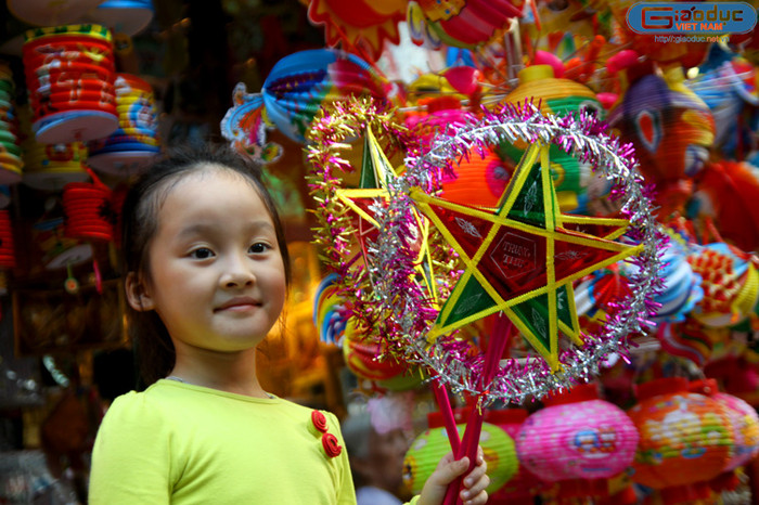 Bé Huyền My nằng nặc đòi mua bằng được 3 đèn ông sao về còn cho chị và em trai. Bé Huyền My nằng nặc đòi mua bằng được 3 đèn ông sao về còn cho chị và em trai.
