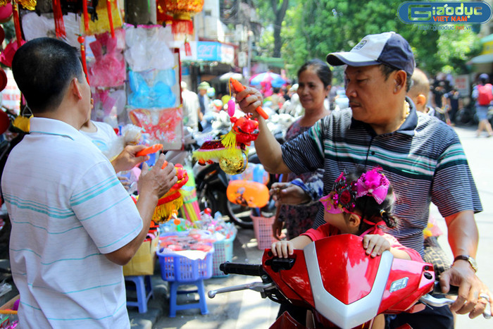 Nhiều người chọn mua đồ xuất xứ từ Trung Quốc vì mẫu mã đẹp và có thể di chuyển bằng pin. Nhiều người chọn mua đồ xuất xứ từ Trung Quốc vì mẫu mã đẹp và có thể di chuyển bằng pin.