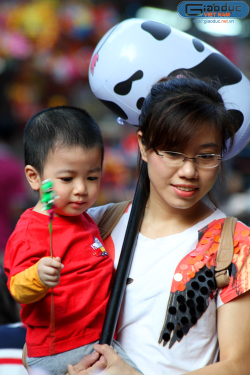 Hai mẹ con đi chợ mua đồ. Hai mẹ con đi chợ mua đồ.