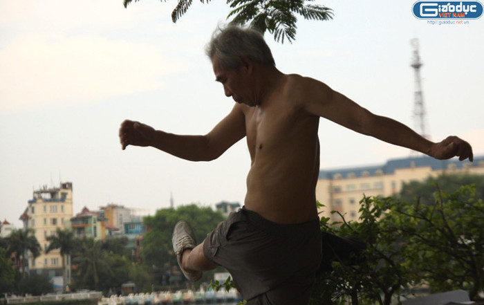 Chiều về, khắp ven hồ, ta đều có thể thấy những hình ảnh giản dị này. Chiều về, khắp ven hồ, ta đều có thể thấy những hình ảnh giản dị này.