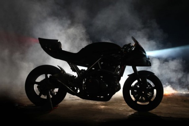 Thân xe làm từ sợi carbon được chế tác thủ công thùng nhôm cũng được các nghệ nhân trang trí đẹp mắt.