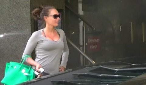 Nữ tỉ phú xinh đẹp Tamara Ecclestone bị bắt gặp lái "siêu bò" Aventador chở bạn trai đi hóng gió. Nữ tỉ phú xinh đẹp Tamara Ecclestone bị bắt gặp lái "siêu bò" Aventador chở bạn trai đi hóng gió.