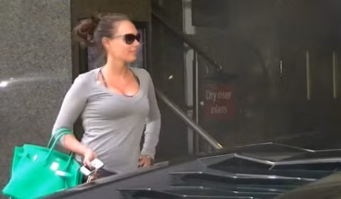 Nữ tỉ phú xinh đẹp Tamara Ecclestone bị bắt gặp lái "siêu bò" Aventador chở bạn trai đi hóng gió.