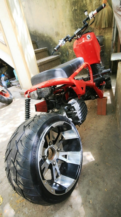 Một chiếc Zoomer khác chưa hoàn thành, đợi thay lốp và vành thửa. Một chiếc Zoomer khác chưa hoàn thành, đợi thay lốp và vành thửa.