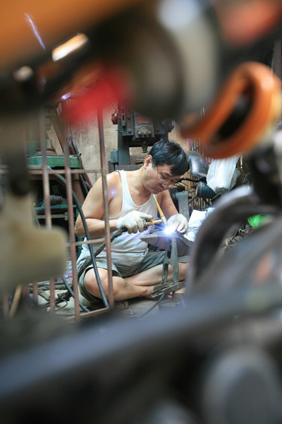 Tại xưởng ông Dân có đủ máy móc cơ bản cho việc độ xe như khoan, doa, tiện, phay, hàn, cắt... Ngoài ra những chi tiết khó ông Dân thiết kế riêng rồi đi đặt làm ở các xưởng CNC. Tại xưởng ông Dân có đủ máy móc cơ bản cho việc độ xe như khoan, doa, tiện, phay, hàn, cắt... Ngoài ra những chi tiết khó ông Dân thiết kế riêng rồi đi đặt làm ở các xưởng CNC.