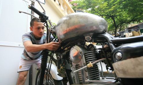 Anh Nghĩa, một dân chơi xe độ đang kiểm tra chỉnh sửa lại chiếc xe của mình. Anh Nghĩa, một dân chơi xe độ đang kiểm tra chỉnh sửa lại chiếc xe của mình.