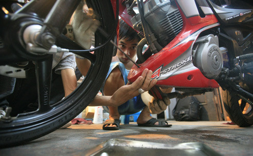 Anh Hoàng ở Khâm Thiên, một người trẻ tuổi nhưng cũng khá nổi danh trong làng chơi xe độ. Xuất phát điểm là một sinh viên Việt Nam sang Australia học về phần mềm, trong thời gian ở đây Hoàng đã học cùng những kỹ sư thiết kế xe đua, từ đó môn độ xe này đã hấp dẫn Hoàng. Anh Hoàng ở Khâm Thiên, một người trẻ tuổi nhưng cũng khá nổi danh trong làng chơi xe độ. Xuất phát điểm là một sinh viên Việt Nam sang Australia học về phần mềm, trong thời gian ở đây Hoàng đã học cùng những kỹ sư thiết kế xe đua, từ đó môn độ xe này đã hấp dẫn Hoàng.