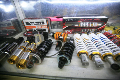 Có những linh kiện, các tay độ xe buộc phải sang nước ngoài để mua về. Có những linh kiện, các tay độ xe buộc phải sang nước ngoài để mua về.