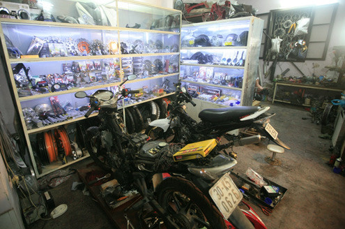 Trong một căn phòng tại một lò độ xe khác của anh Hoàng ở Khâm Thiên, những chiếc xe xếp hàng chờ được 'độ'. Trong một căn phòng tại một lò độ xe khác của anh Hoàng ở Khâm Thiên, những chiếc xe xếp hàng chờ được 'độ'.