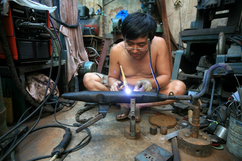 Ông Dân đam mê độ xe đến mức gần như dành cả quãng đời còn lại cho công việc này. Ông đang làm một chiếc xe 4 bánh chỉ để chạy xung quanh hồ Văn Chương, động cơ của nó lấy từ chiếc Honda Wave cũ. Ông Dân đam mê độ xe đến mức gần như dành cả quãng đời còn lại cho công việc này. Ông đang làm một chiếc xe 4 bánh chỉ để chạy xung quanh hồ Văn Chương, động cơ của nó lấy từ chiếc Honda Wave cũ.