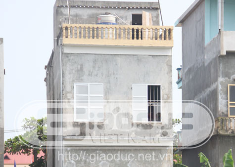 Cửa sổ nơi Luyện đã đứng ném hai chiếc hung khí mang theo khi Luyện ra tay với gia đình chủ tiệm Vàng. Cửa sổ nơi Luyện đã đứng ném hai chiếc hung khí mang theo khi Luyện ra tay với gia đình chủ tiệm Vàng.