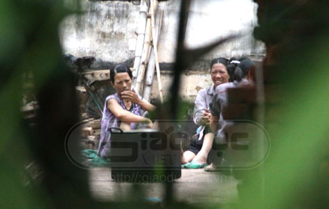 Các con gái ông Ngà luôn ở trong nhà cùng ông và sẵn sàng không tiếp "khách lạ" Các con gái ông Ngà luôn ở trong nhà cùng ông và sẵn sàng không tiếp "khách lạ"