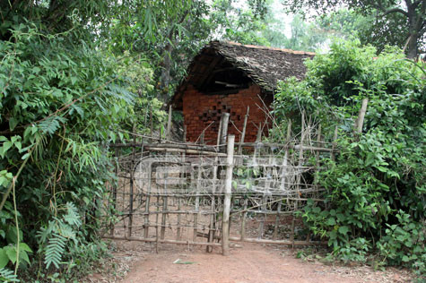 Cổng nhà ông Ngà luôn khép kể từ ngày Luyện được xác định là nghi phạm gây ra vụ án. Cổng nhà ông Ngà luôn khép kể từ ngày Luyện được xác định là nghi phạm gây ra vụ án.