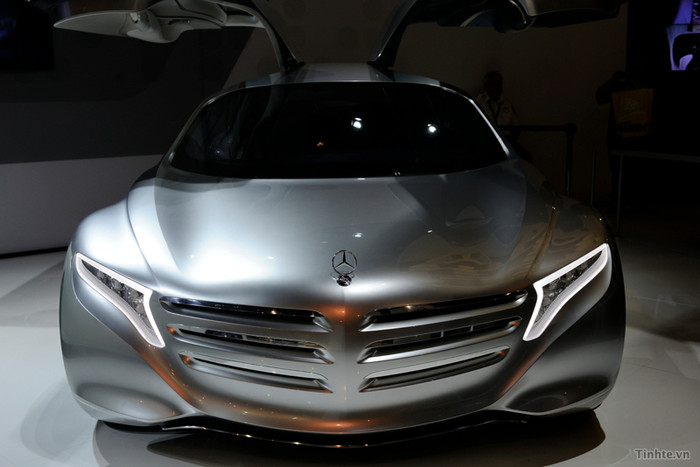 Mặt trước khi khép cánh, nếu để ý một chút thì thấy màn hình trên F125 là màn hình cong thay vì màn hình thẳng. Mặt trước khi khép cánh, nếu để ý một chút thì thấy màn hình trên F125 là màn hình cong thay vì màn hình thẳng.