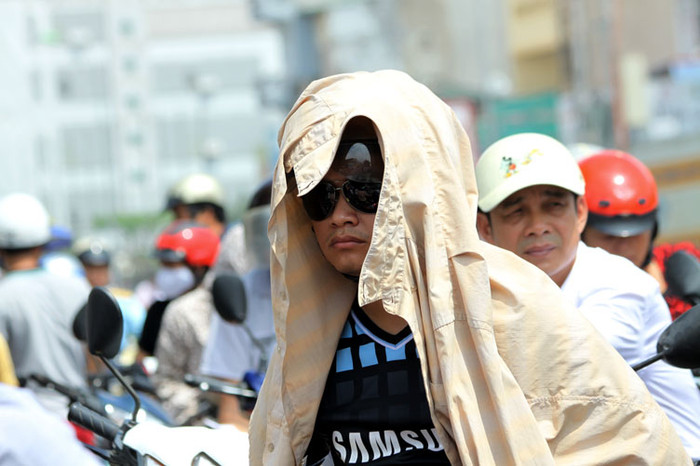 Thí sinh trong phòng thi căng thẳng bao nhiêu, thì ở ngoài, các bậc phụ huynh lại đứng như giời đầy dưới cái nắng như đổ lửa đợi các em ra. (Xem đáp án môn Vật lí - Xem đáp án môn Toán) Thí sinh trong phòng thi căng thẳng bao nhiêu, thì ở ngoài, các bậc phụ huynh lại đứng như giời đầy dưới cái nắng như đổ lửa đợi các em ra. (Xem đáp án môn Vật lí - Xem đáp án môn Toán)