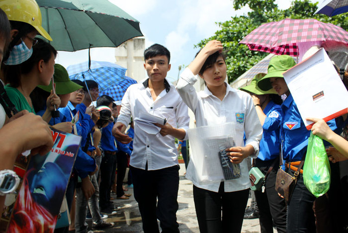 Thời tiết hôm nay như muốn thử sức của các thí sinh và các bậc phụ huynh khi mà buối thi đầu tiên của kỳ thi tuyển sinh 2012 bước vào môn thi đầu tiên trời liên tục thay đổi trạng thái. (Xem đáp án môn Vật lí - Xem đáp án môn Toán) Thời tiết hôm nay như muốn thử sức của các thí sinh và các bậc phụ huynh khi mà buối thi đầu tiên của kỳ thi tuyển sinh 2012 bước vào môn thi đầu tiên trời liên tục thay đổi trạng thái. (Xem đáp án môn Vật lí - Xem đáp án môn Toán)