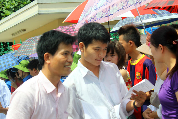 Nhưng chỉ không lâu sau, khi các thí sinh kết thúc giờ làm bài, rời phòng thi thì trời lại nắng chang chang. Nhưng chỉ không lâu sau, khi các thí sinh kết thúc giờ làm bài, rời phòng thi thì trời lại nắng chang chang.