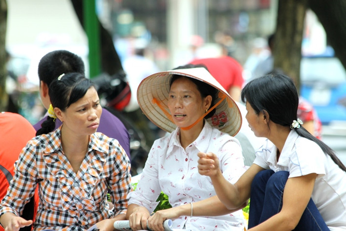 Rồi khi các thí sinh vào giờ làm bài thì trời tạnh mưa, nắng ráo. Các bậc phụ huynh tìm cho mình những chỗ ngồi trong công viên, dưới những tán cây tránh nắng. (Xem đáp án môn Vật lí - Xem đáp án môn Toán) Rồi khi các thí sinh vào giờ làm bài thì trời tạnh mưa, nắng ráo. Các bậc phụ huynh tìm cho mình những chỗ ngồi trong công viên, dưới những tán cây tránh nắng. (Xem đáp án môn Vật lí - Xem đáp án môn Toán)
