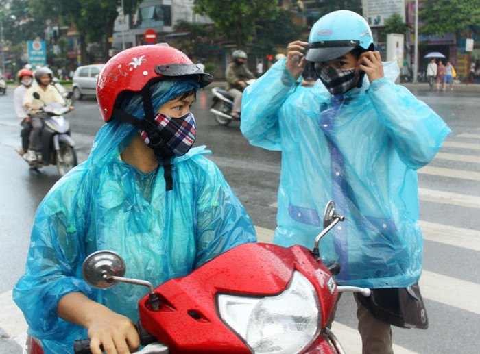 Sáng nay, khi các thí sinh trên đường tới phòng thi thì trời đổ mưa bất chợt. (Xem đáp án môn Vật lí - Xem đáp án môn Toán) Sáng nay, khi các thí sinh trên đường tới phòng thi thì trời đổ mưa bất chợt. (Xem đáp án môn Vật lí - Xem đáp án môn Toán)