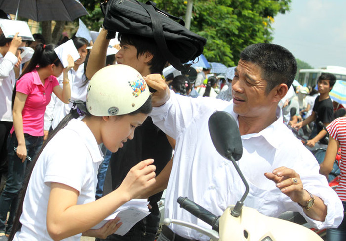 Thương con, chú Đỗ Hải (Hoài Đức) nhanh chóng bỏ chiếc mũ trên đầu mình để đội cho con. (Xem đáp án môn Vật lí - Xem đáp án môn Toán) Thương con, chú Đỗ Hải (Hoài Đức) nhanh chóng bỏ chiếc mũ trên đầu mình để đội cho con. (Xem đáp án môn Vật lí - Xem đáp án môn Toán)