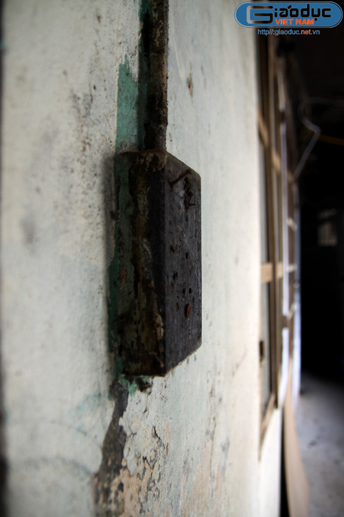 Chiếc bảng điện cũ kỹ từ những ngày đầu còn lại.