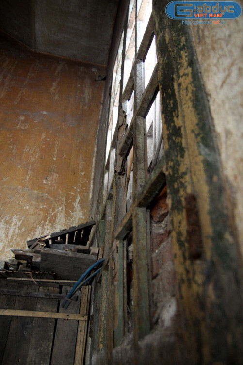 Khung cửa gỗ đã mục ruỗng, chỉ cần khẽ động vào thì "mưa bụi" lại xuất hiện.