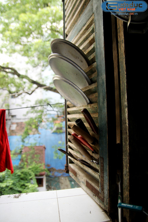 Nơi đây chật chội tới nỗi các hộ phải biến cánh cửa sổ thành giá để dao, kéo, đồ bếp.