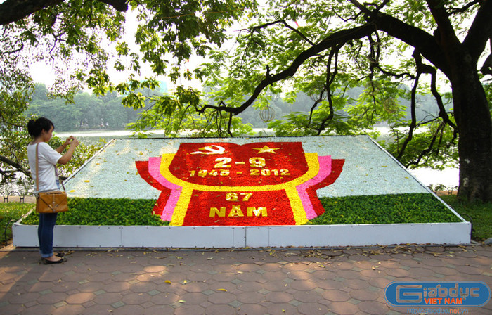 Khắp khu vực hồ Gươm được trang hoàng với hoa và các biểu tượng bắt mắt. Khắp khu vực hồ Gươm được trang hoàng với hoa và các biểu tượng bắt mắt.